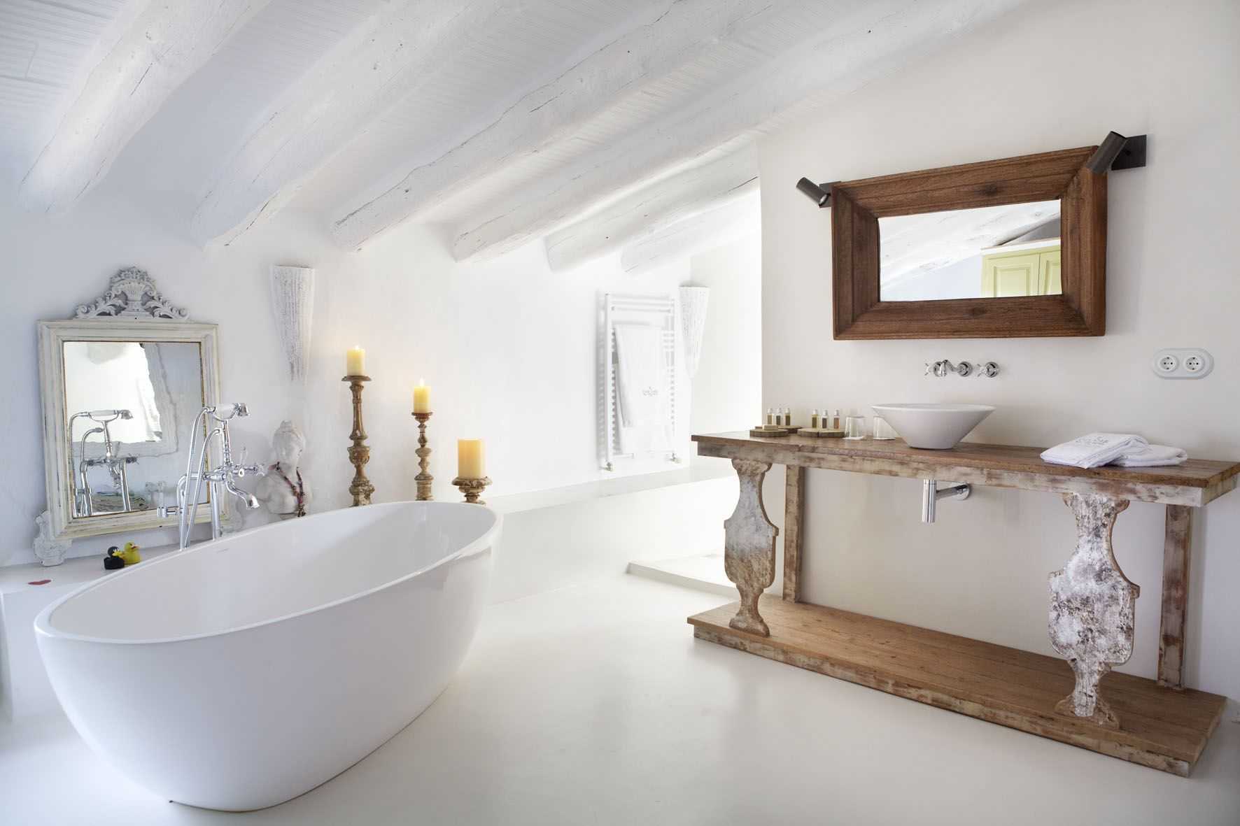 interiorismo baño con bañera exenta hotel Can Casi
