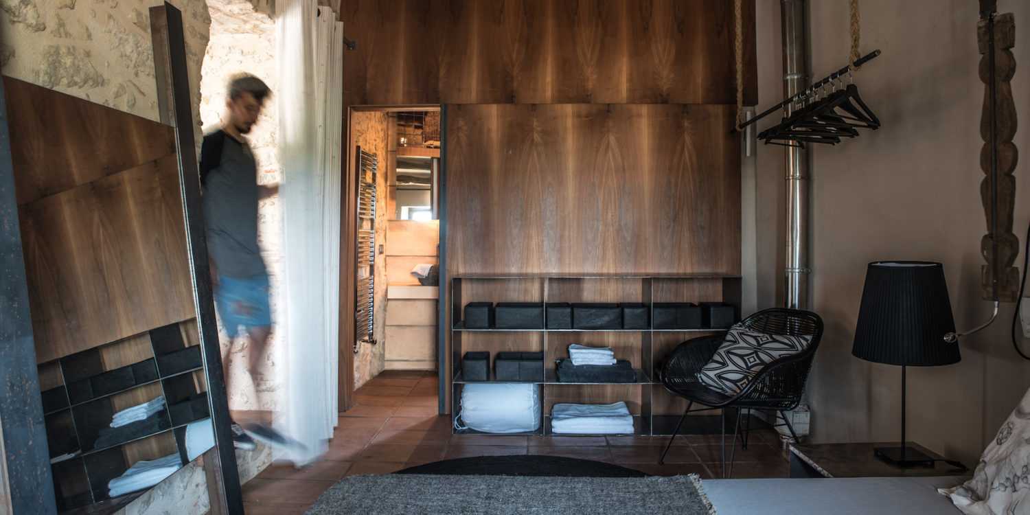 Vestidor obert a habitació Casa rustica Baix Empordà